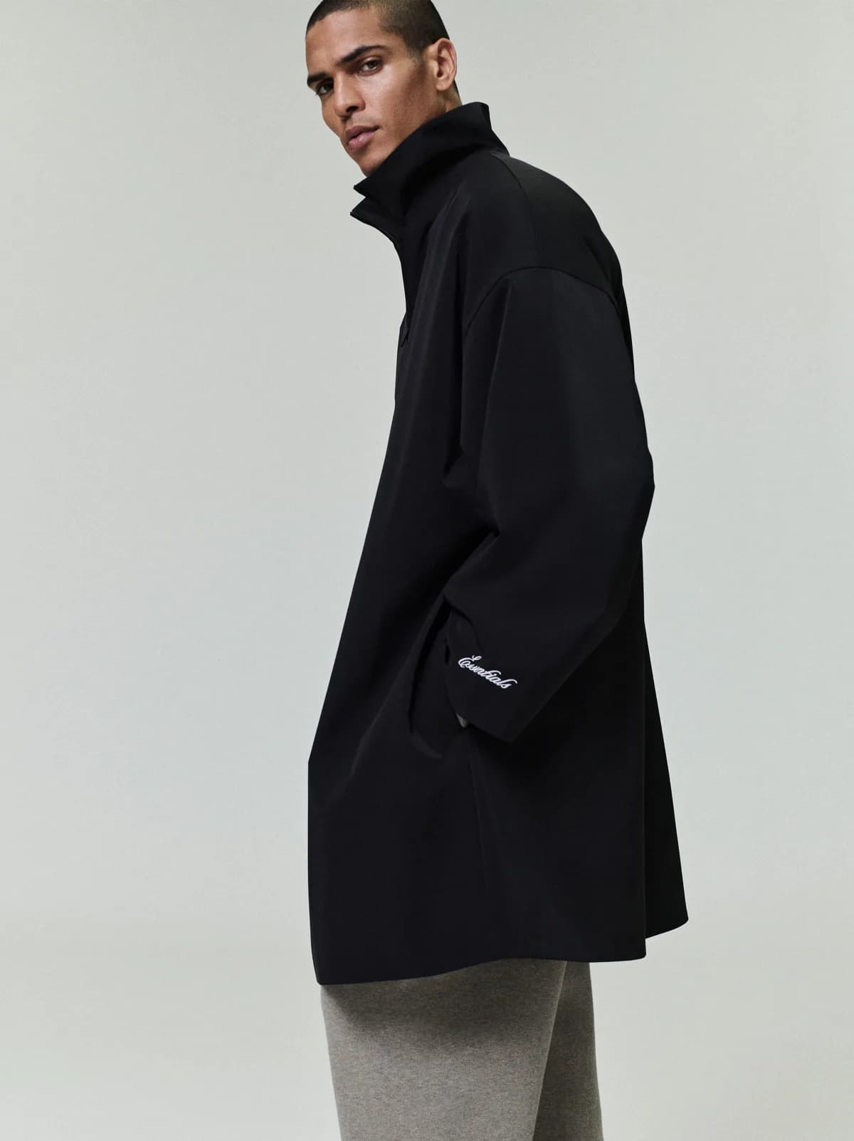 Chamarra Essentials Sporty Nylon High Neck Jet Negro, Essentials Jacket (vista 3)