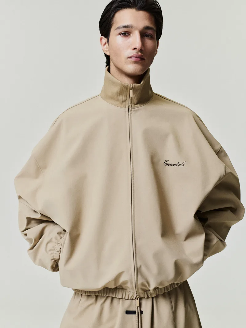 Chamarra Essentials Signature Track Duna, Essentials Jacket (vista 1)