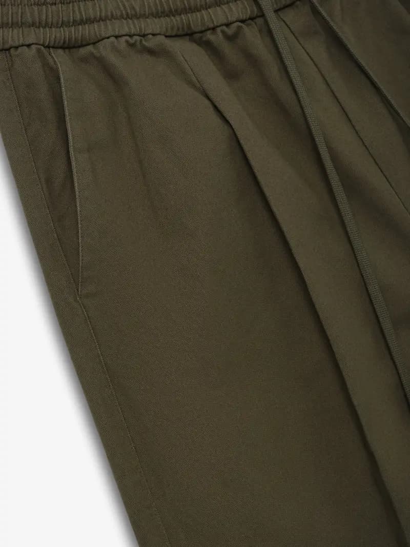 Pants Essentials Cotton Twill Pleat Front Drawstring Pant Moss, Essentials Pants (vista 3)