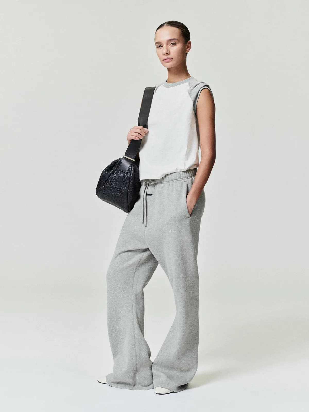 Pants Essentials Signature SS26 Classic Flare Cemento Jaspe Oscuro, Essentials Pants (vista 1)