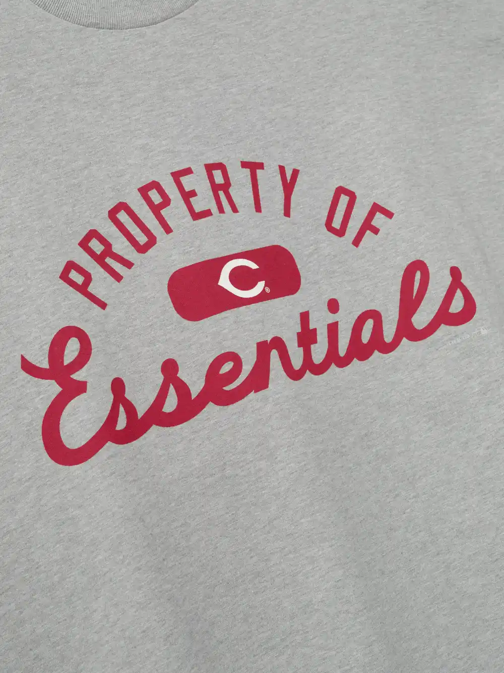 Playera Essentials Reds Merch Cemento Jaspe, Essentials Tee (vista 3)