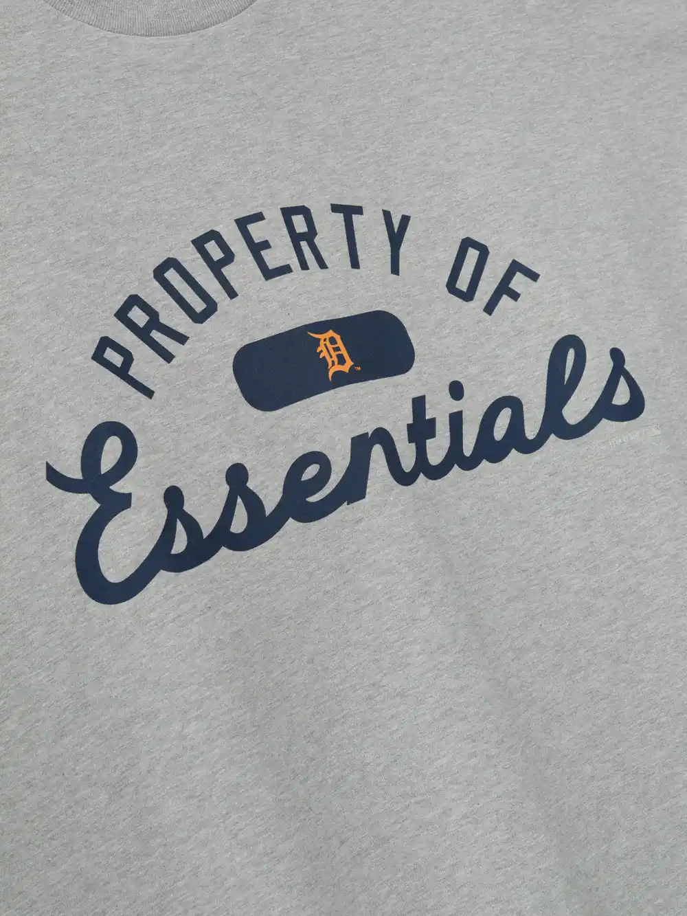 Playera Essentials Tigers Merch Cemento Jaspe, Essentials Tee (vista 3)