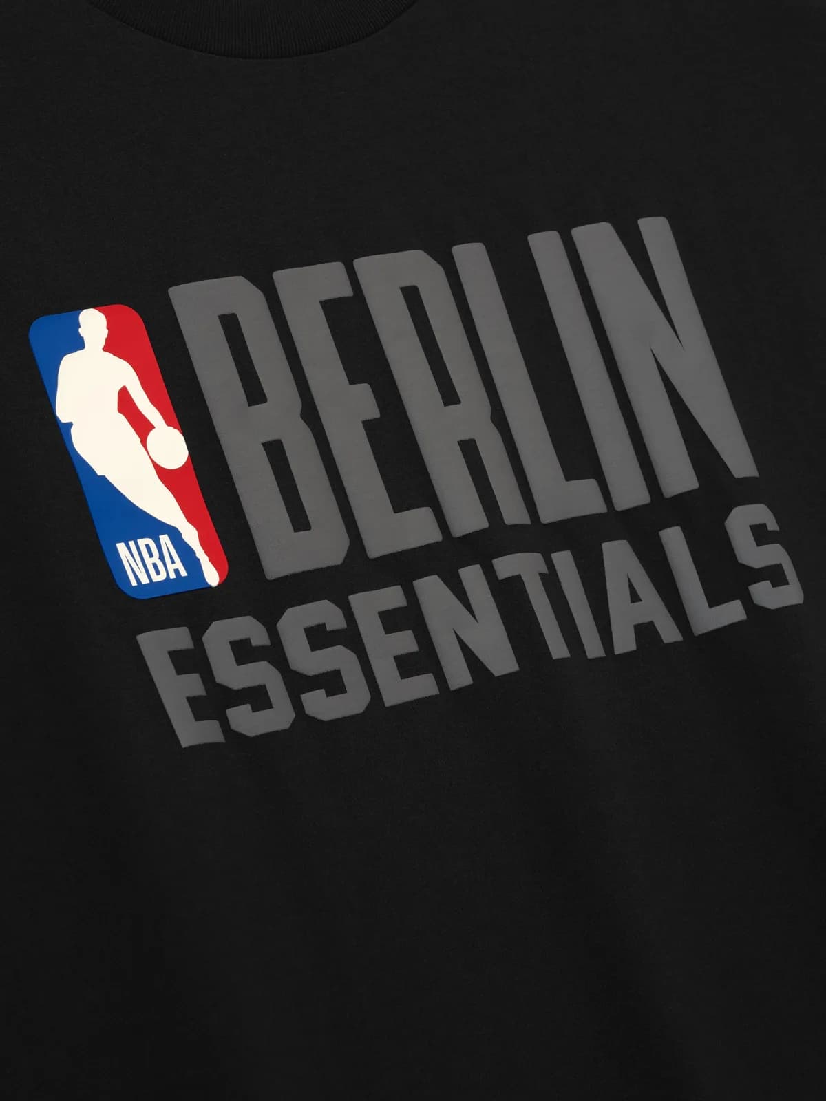 Playera Essentials Berlin 90s Fit Negro, Essentials Tee (vista 3)