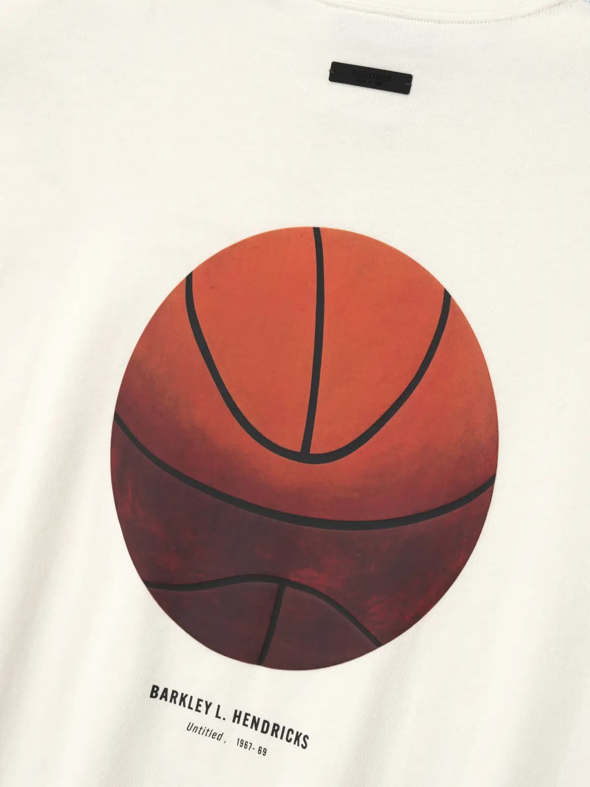 Playera Essentials Knicks X Barkley Hendricks 90s Marfil, Essentials Tee (vista 4)