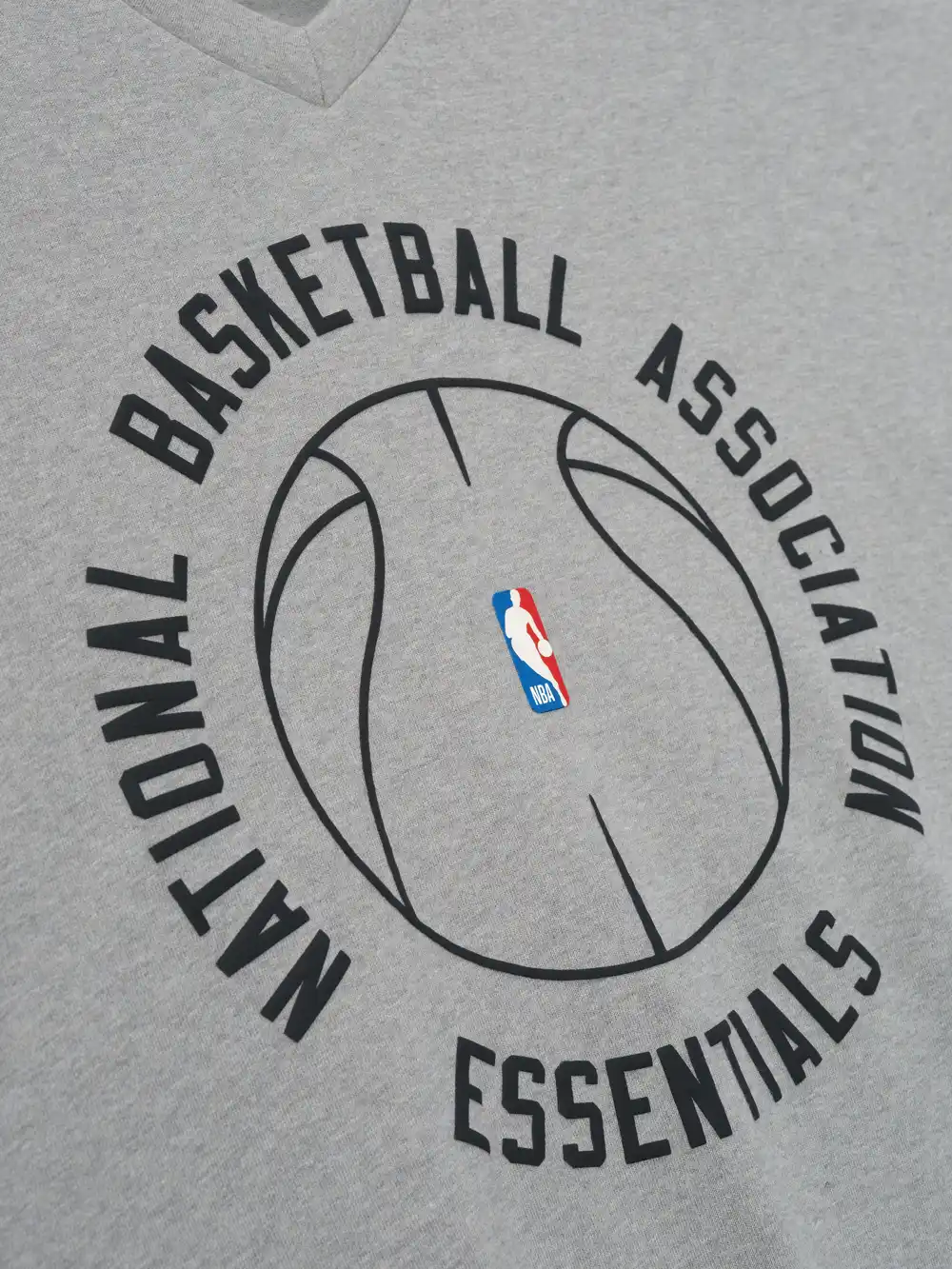 Playera Essentials NBA X Barkley Hendricks V-Neck Cemento Jaspe, Essentials Tee (vista 3)
