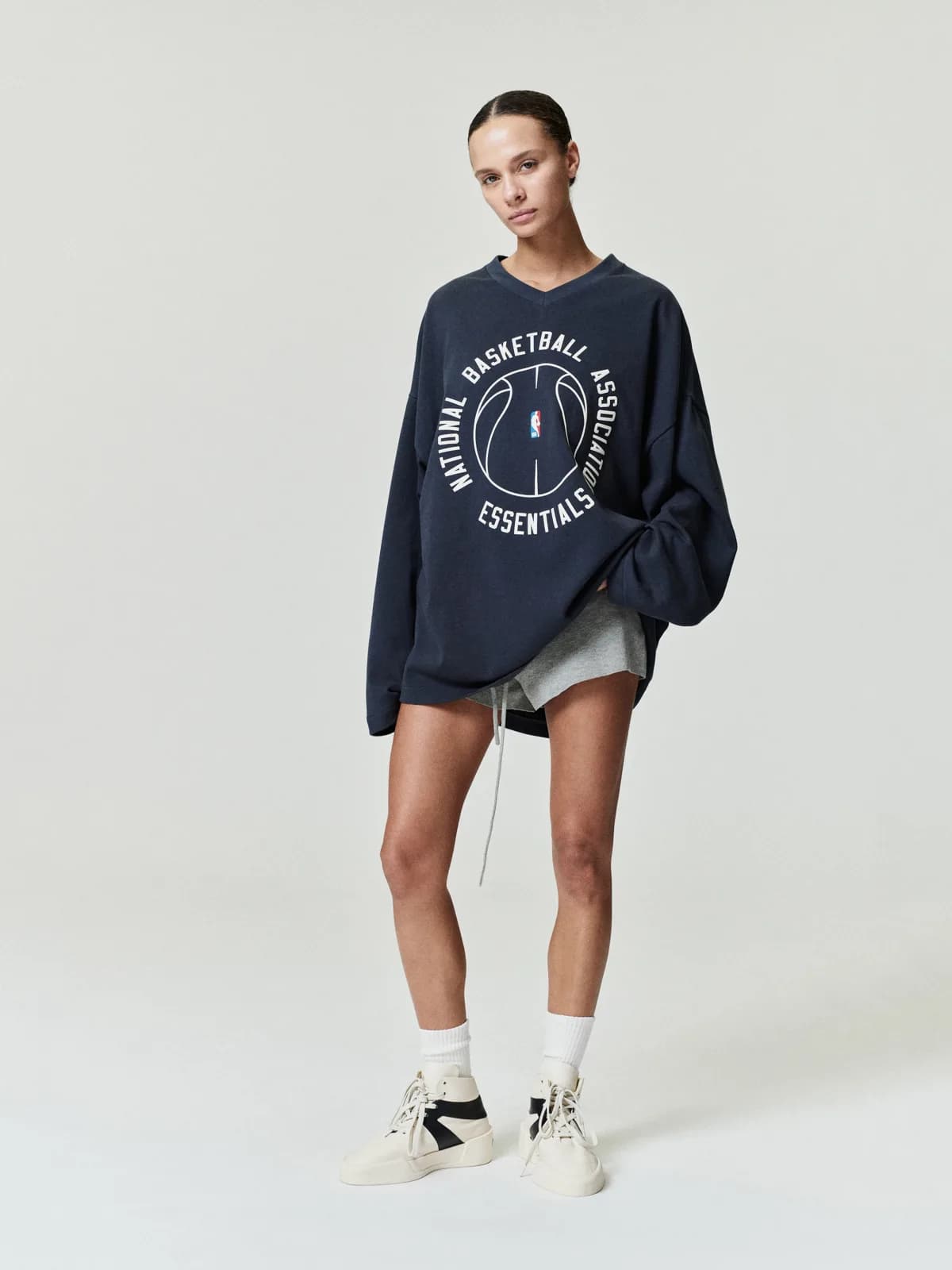 Playera Essentials NBA X Barkley Hendricks V-Neck Desteñido Negro, Essentials Tee (vista 1)