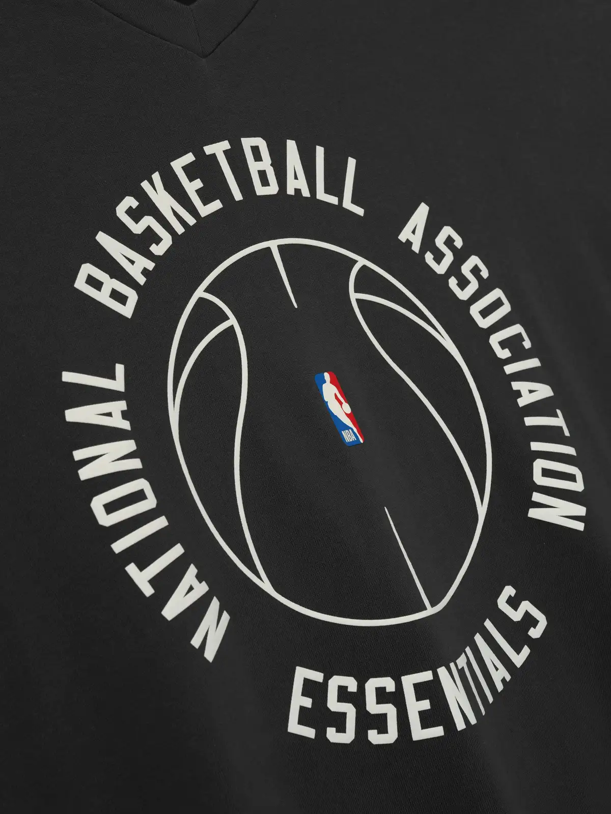 Playera Essentials NBA X Barkley Hendricks V-Neck Desteñido Negro, Essentials Tee (vista 4)