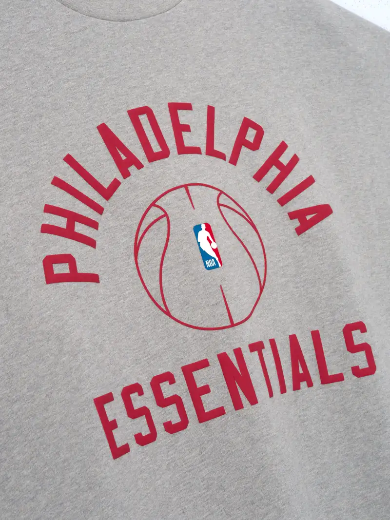 Playera Essentials Sixers X Barkley Hendricks 90s Cemento Jaspe, Essentials Tee (vista 3)