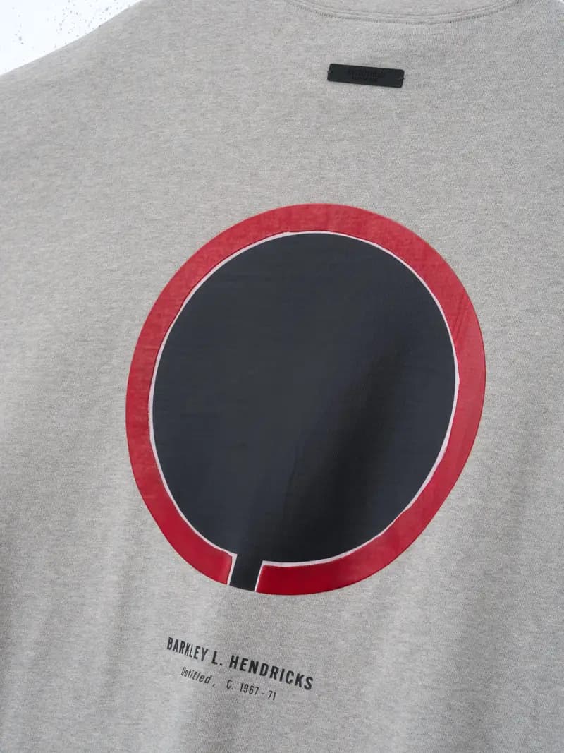 Playera Essentials Sixers X Barkley Hendricks 90s Cemento Jaspe, Essentials Tee (vista 4)