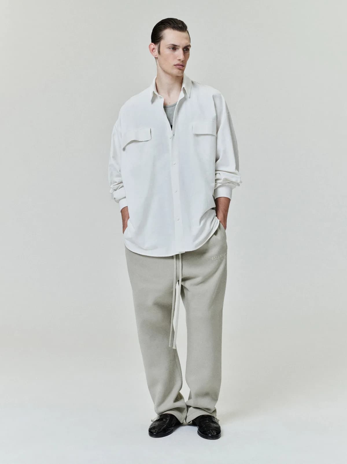 Playera Essentials Oxford Shirt Oxford Shirt Cloud Blanco, Essentials Tee (vista 1)
