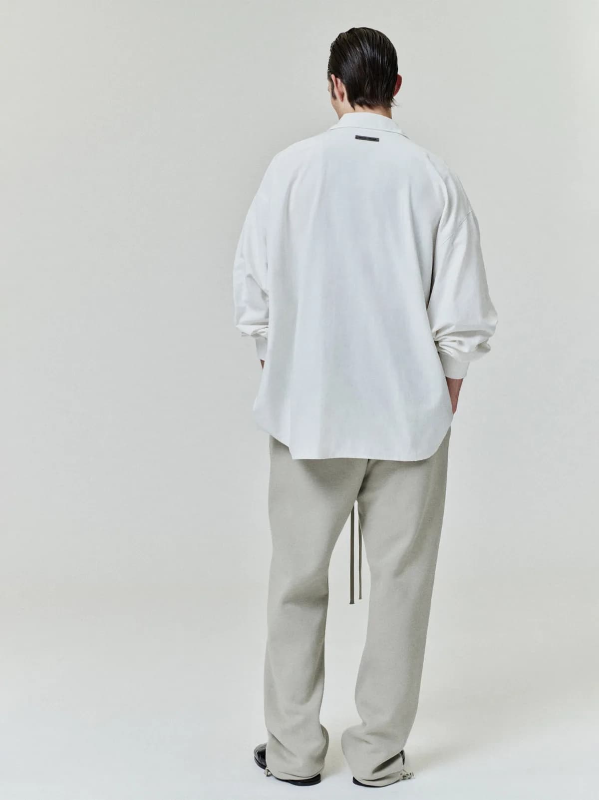 Playera Essentials Oxford Shirt Oxford Shirt Cloud Blanco, Essentials Tee (vista 1)