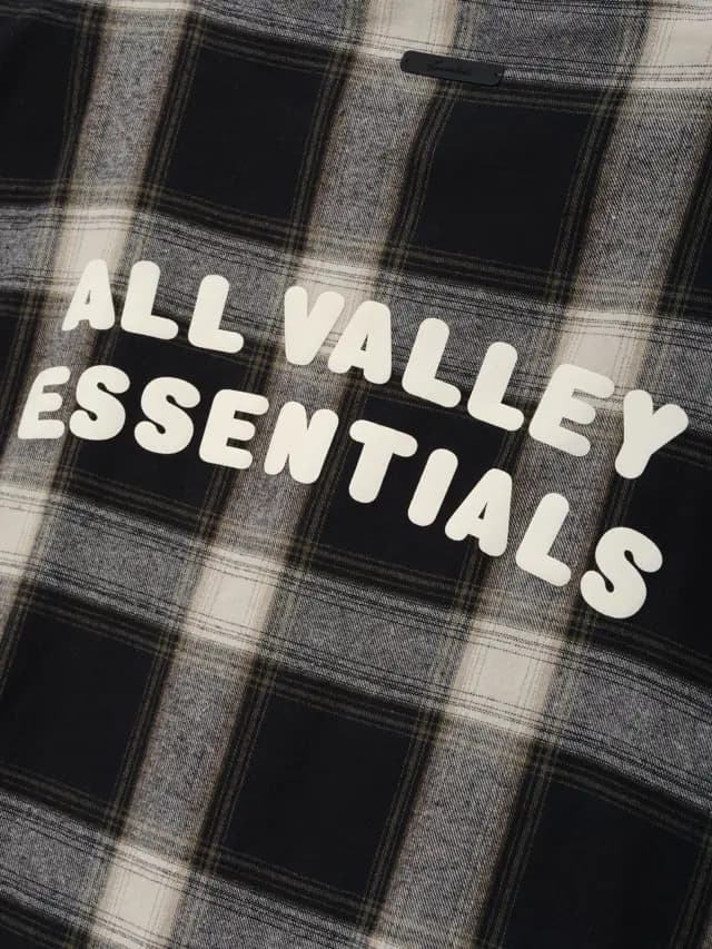 Playera Essentials Flannel Button Up Shirt Acero Gris, Essentials Tee (vista 3)