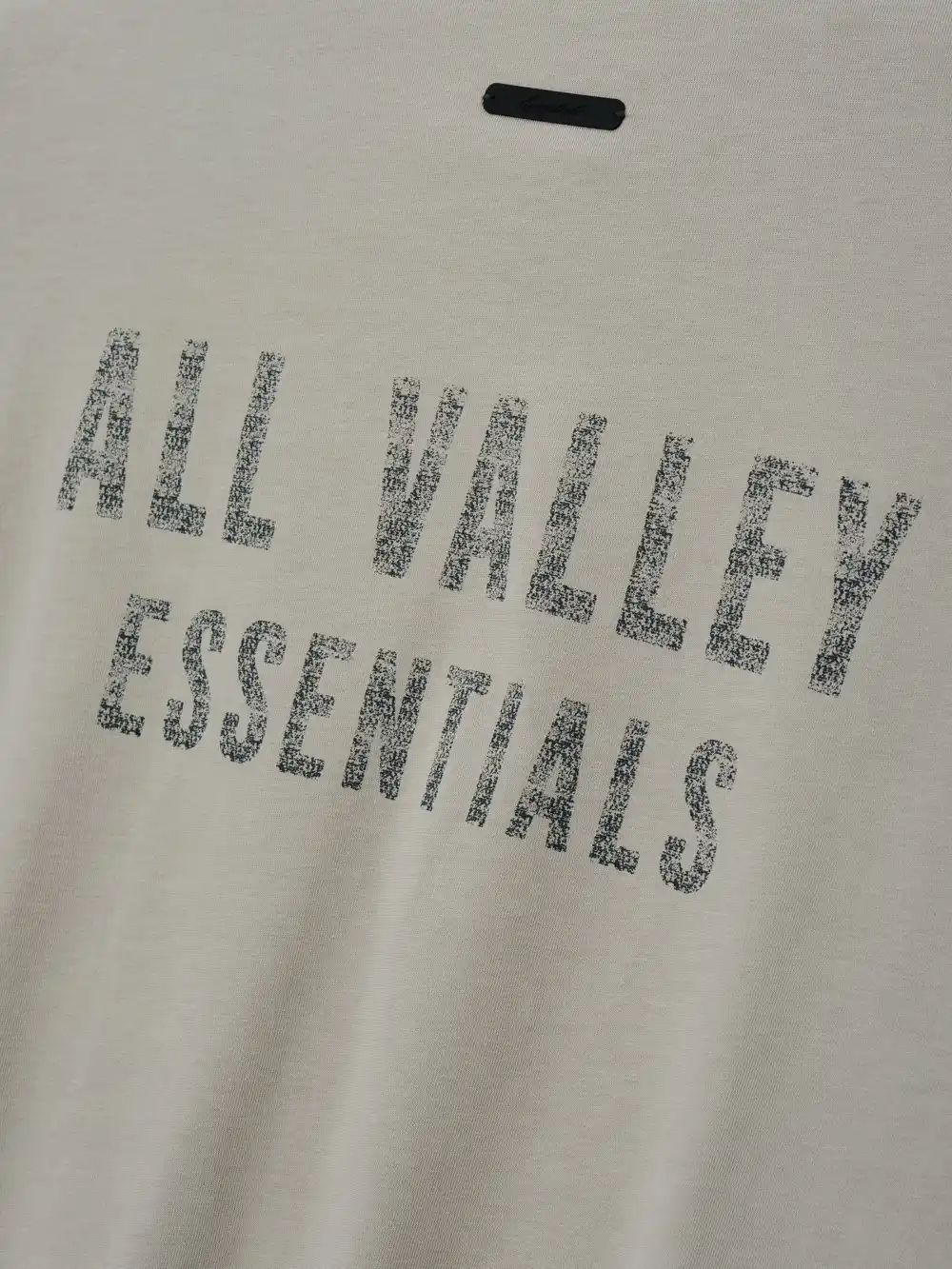 Playera Essentials Merch Boxy Fit Foca, Essentials Tee (vista 4)