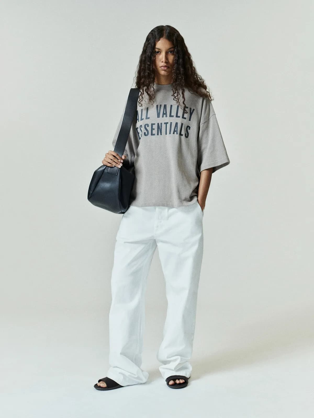 Playera Essentials Merch Boxy Fit Foca, Essentials Tee (vista 2)