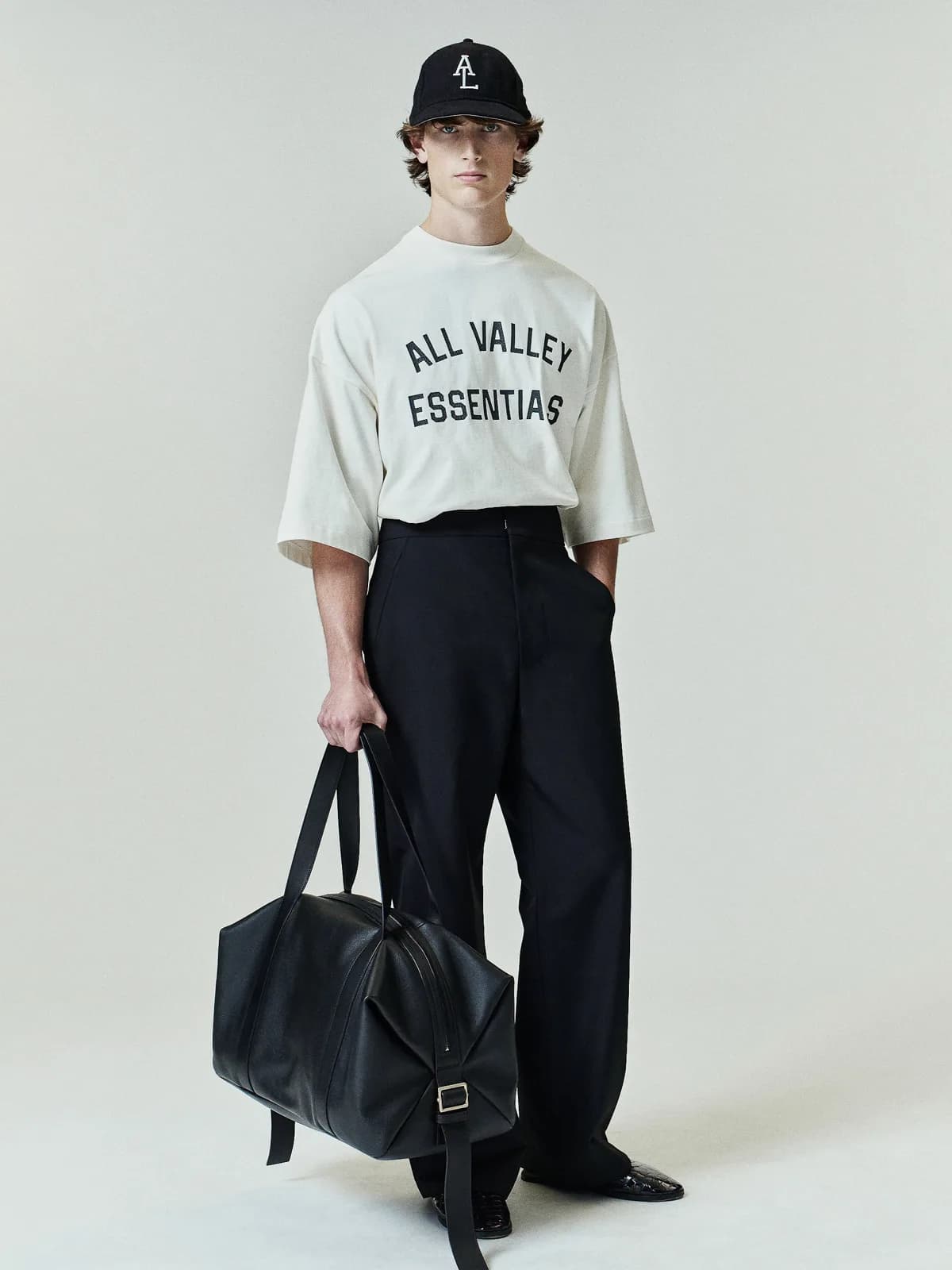 Playera Essentials Merch Boxy Fit Marfil, Essentials Tee (vista 2)