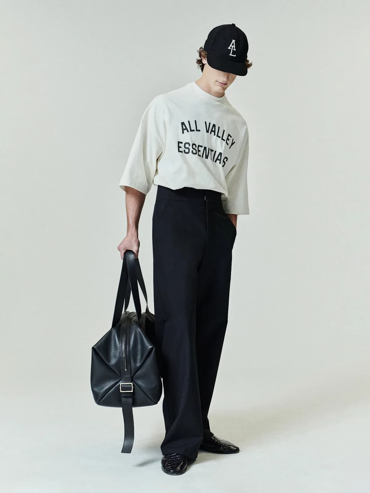 Playera Essentials Merch Boxy Fit Marfil, Essentials Tee (vista 7)