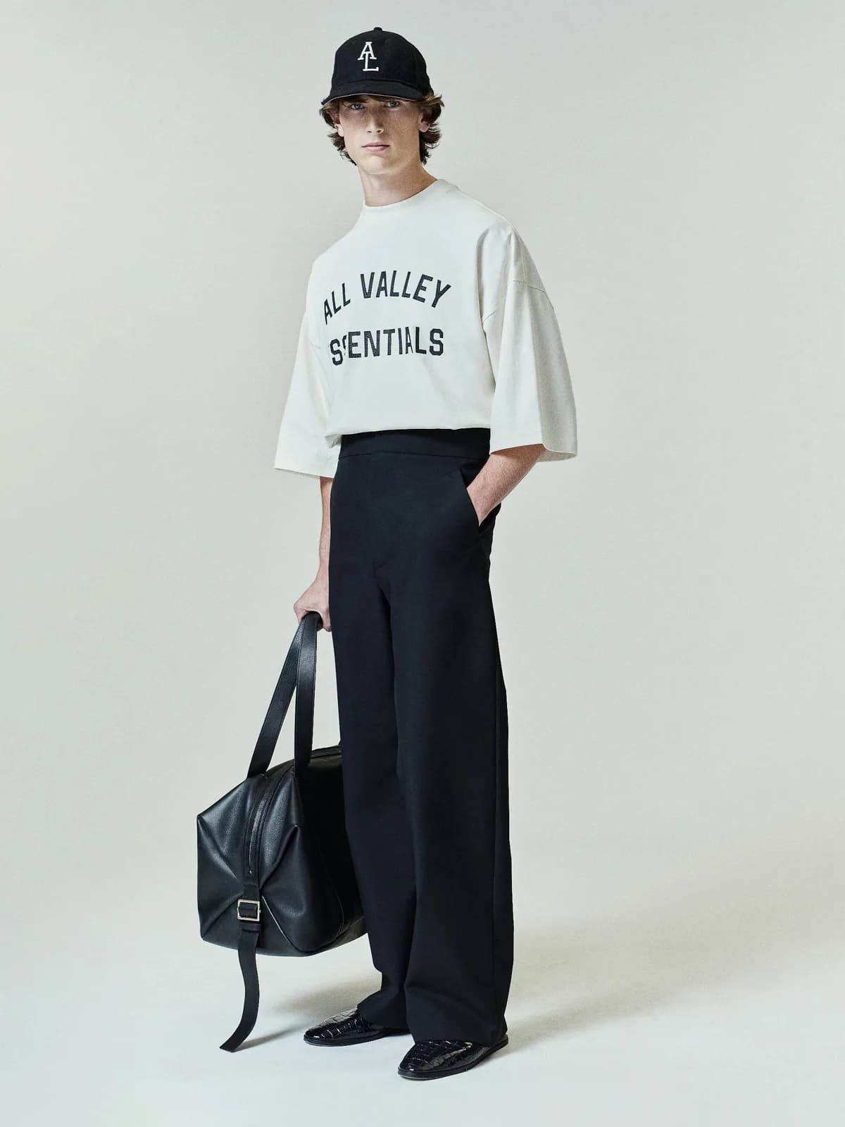 Playera Essentials Merch Boxy Fit Marfil, Essentials Tee (vista 8)