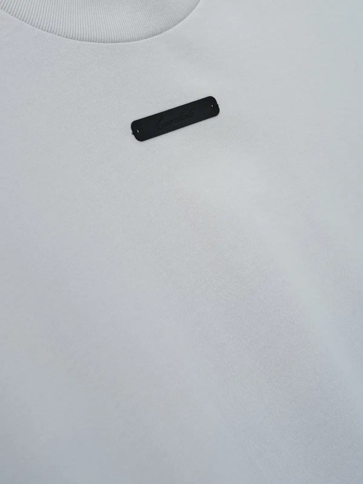 Playera Essentials Merch Boxy Fit Nublado, Essentials Tee (vista 3)