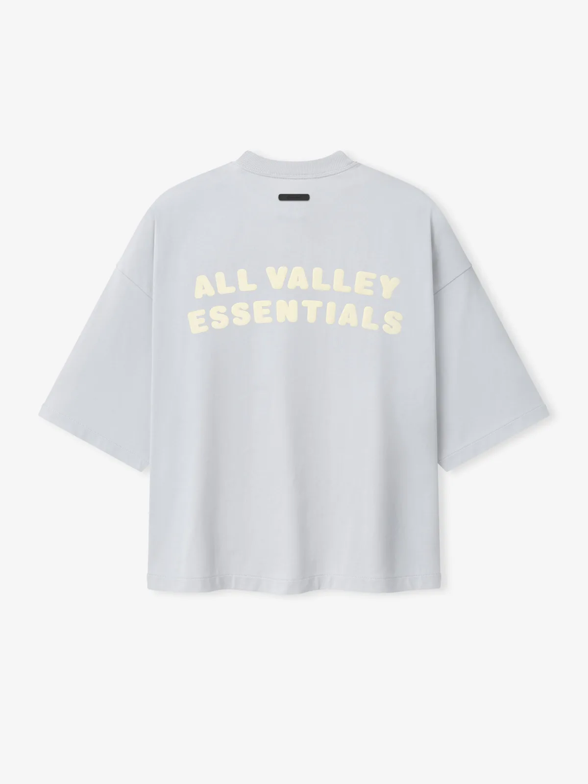 Playera Essentials Merch Boxy Fit Nublado, Essentials Tee (vista 2)