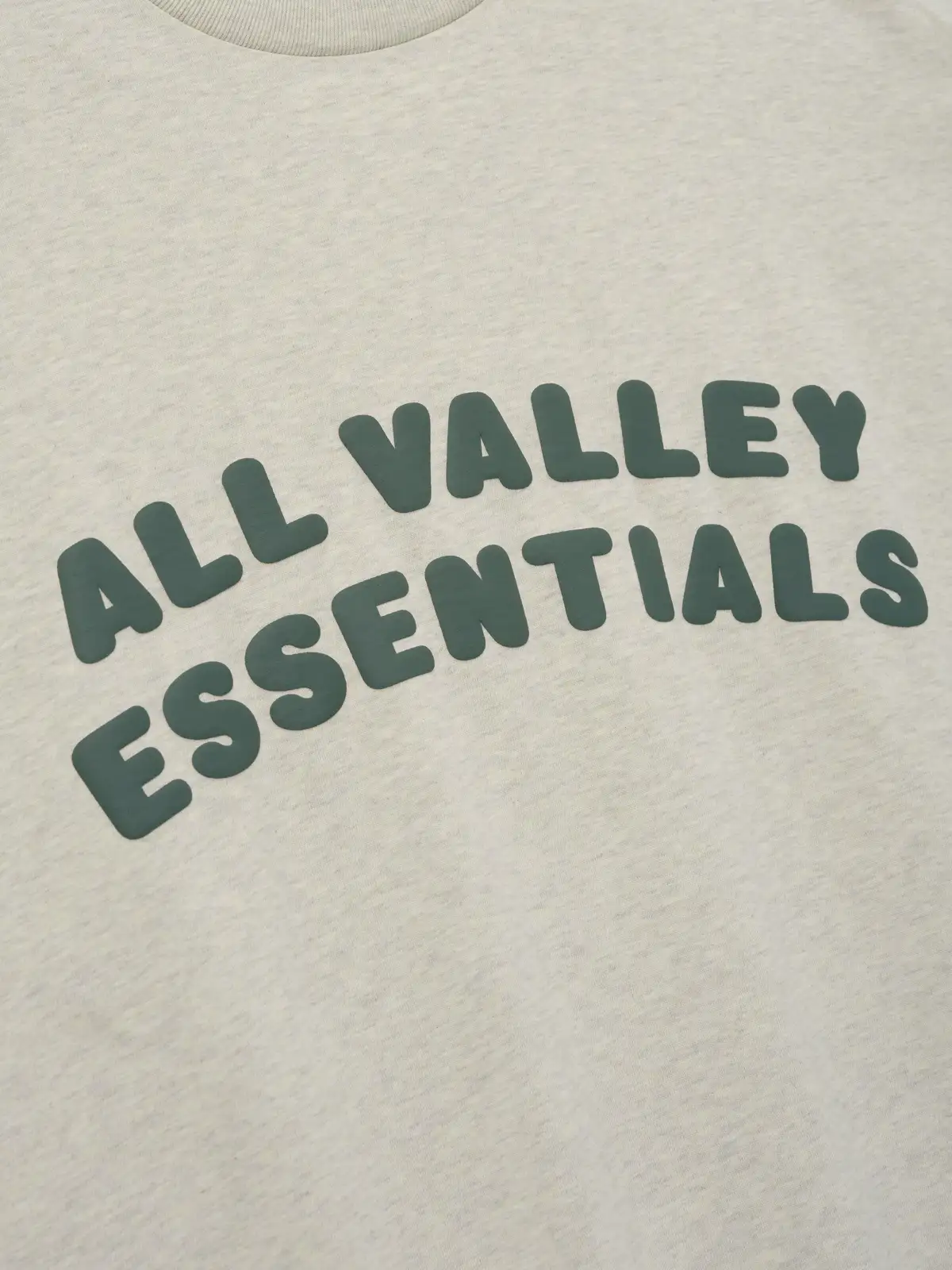 Playera Essentials Merch Boxy Fit Vainilla Jaspe, Essentials Tee (vista 3)