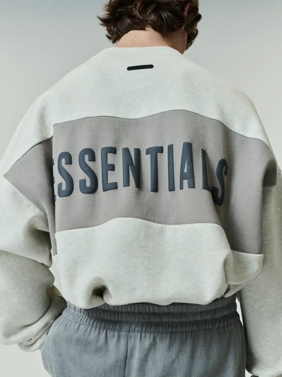 Top Essentials Cropped Relaxed Panelled Sweatshirt Vainilla Jaspe Foca, Essentials Tee (vista 1)