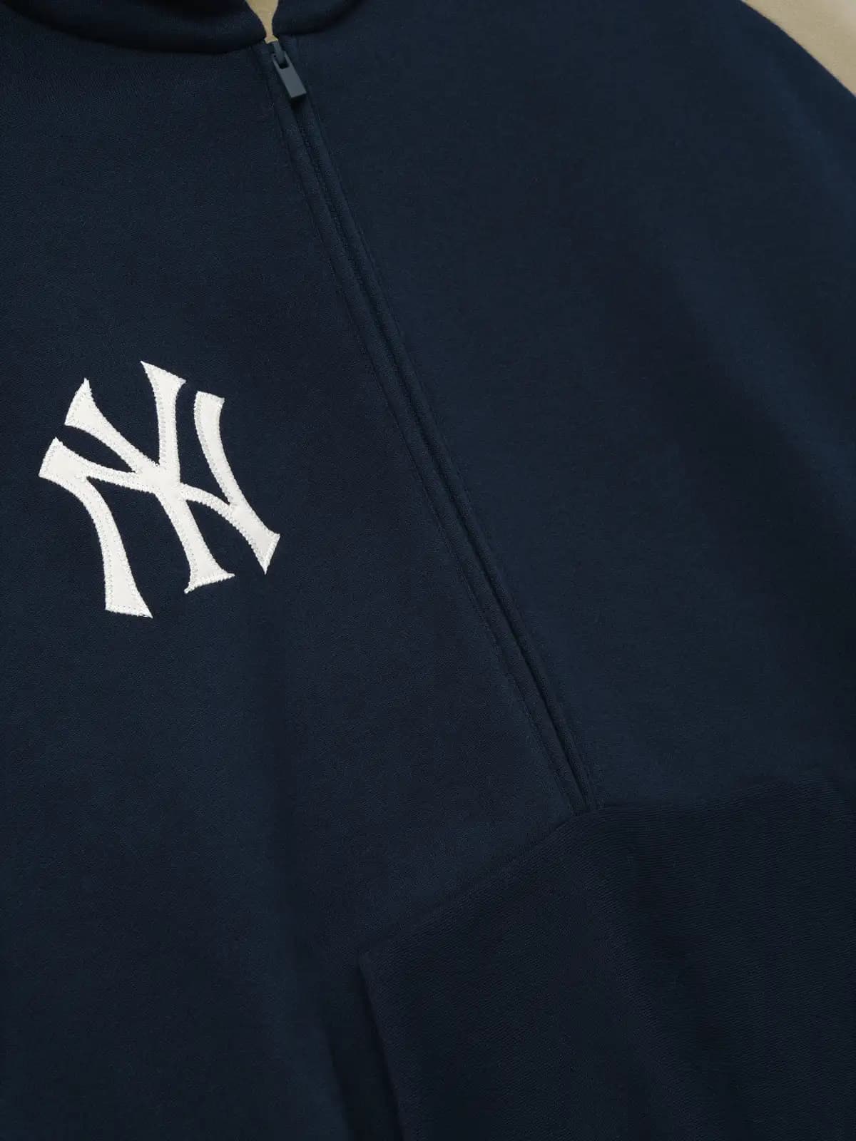 Sudadera Essentials Yankees Raglan Half Zip Sport Oscuro Zafiro, Essentials Hoodie (vista 5)