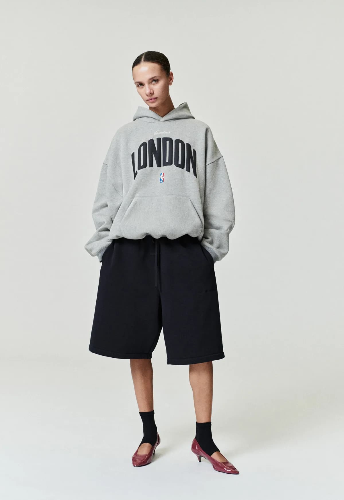 Sudadera Essentials London 90s Cemento Jaspe, Essentials Hoodie (vista 1)