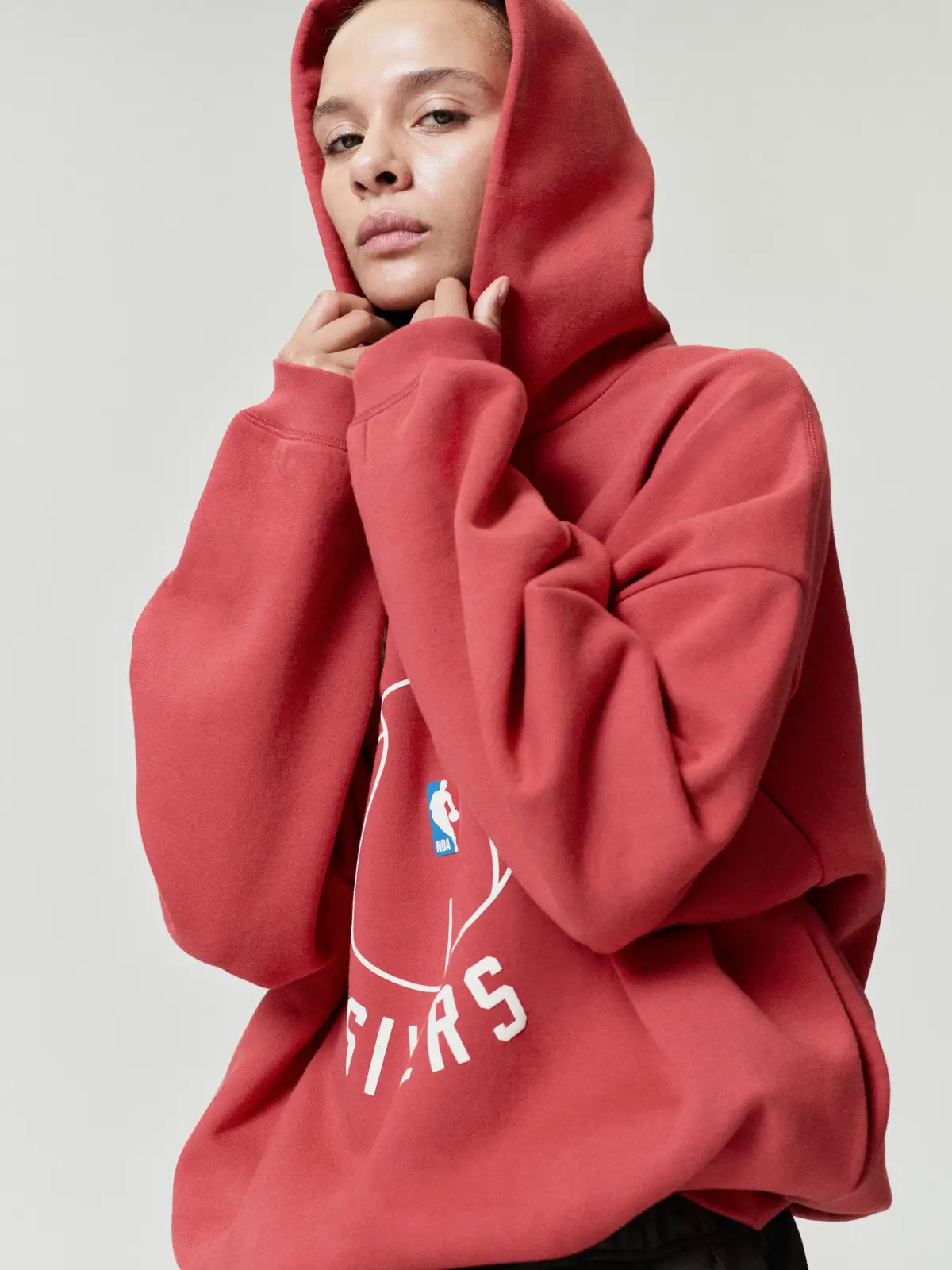 Sudadera Essentials Sixers X Barkley Hendricks 90s Desteñido Garnet, Essentials Hoodie (vista 7)