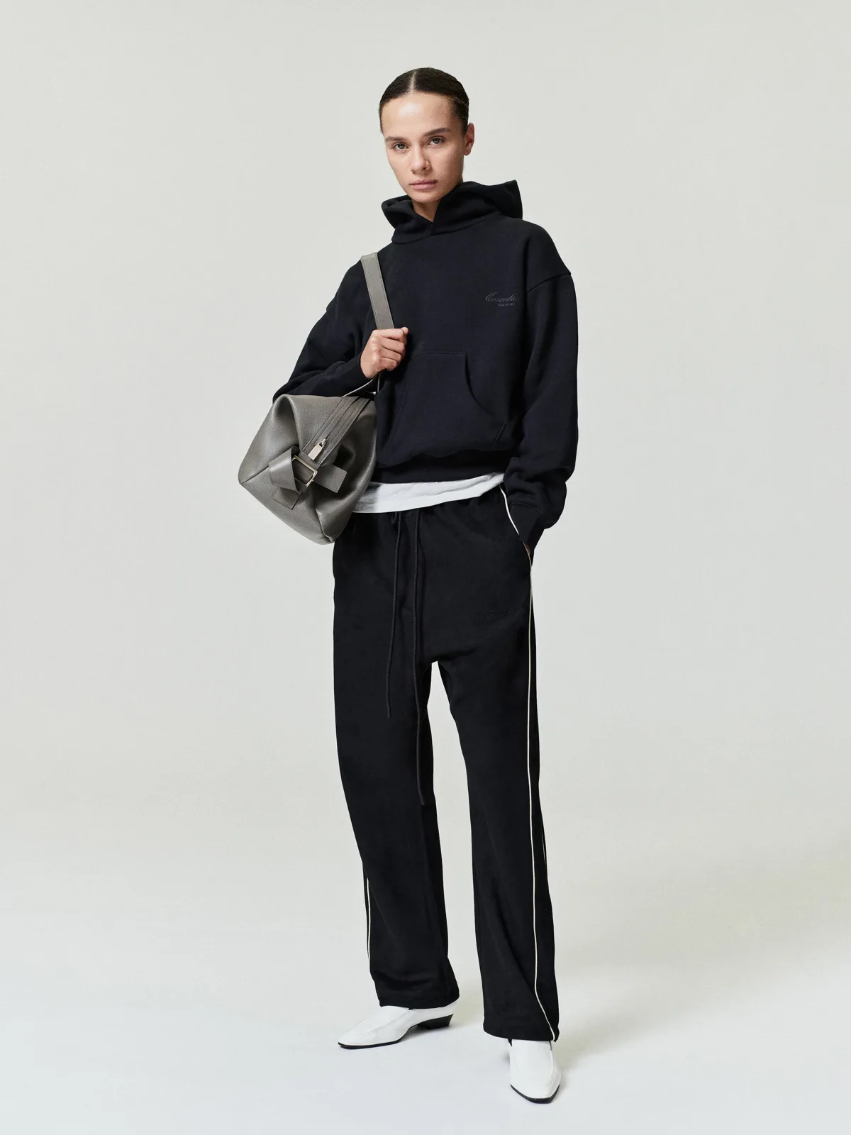 Sudadera Essentials Signature Classic Vintage Negro, Essentials Hoodie (vista 1)
