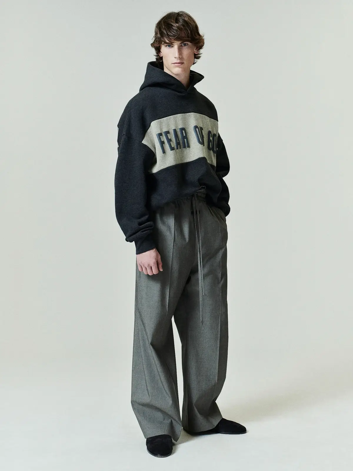 Sudadera Essentials Cropped Relaxed Panelled Acero Gris Jaspe Foca, Essentials Hoodie (vista 1)